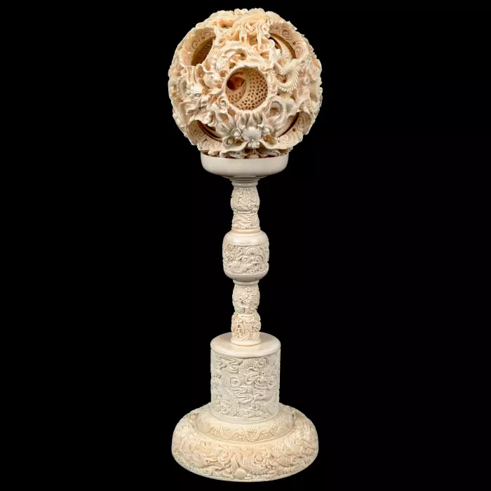 Композиция из бивня мамонта с кантонским шаром "Дракон и феникс"