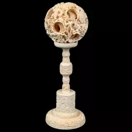 Композиция из бивня мамонта с кантонским шаром "Дракон и феникс"