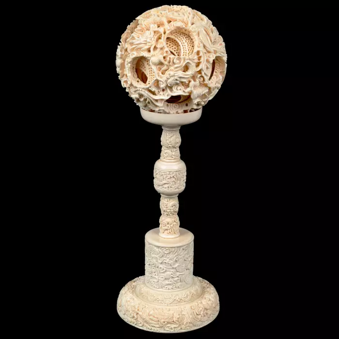 Композиция из бивня мамонта с кантонским шаром "Дракон и феникс"