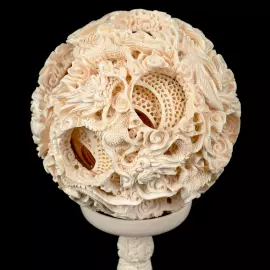 Композиция из бивня мамонта с кантонским шаром "Дракон и феникс"