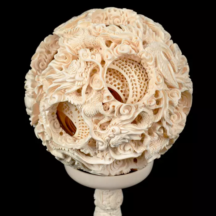 Композиция из бивня мамонта с кантонским шаром "Дракон и феникс"