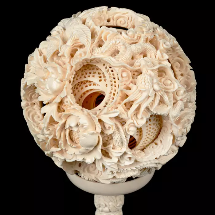 Композиция из бивня мамонта с кантонским шаром "Дракон и феникс"