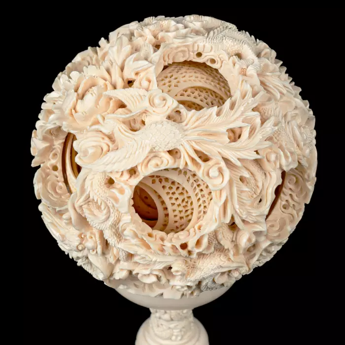 Композиция из бивня мамонта с кантонским шаром "Дракон и феникс"