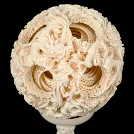 Композиция из бивня мамонта с кантонским шаром "Дракон и феникс"