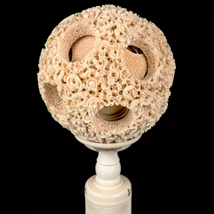 Композиция из бивня мамонта с кантонским шаром "Дракон и птицы"