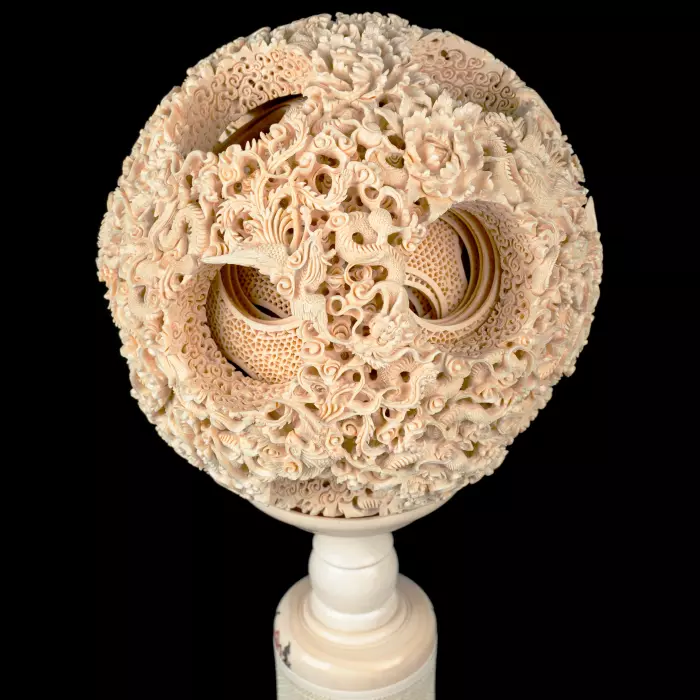 Композиция из бивня мамонта с кантонским шаром "Дракон и птицы"