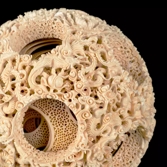 Композиция из бивня мамонта с кантонским шаром "Дракон и птицы"