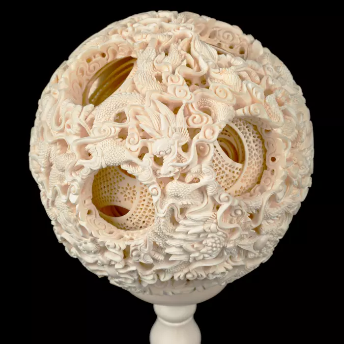 Композиция из бивня мамонта с кантонским шаром "Дракон"