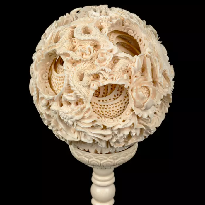 Композиция из бивня мамонта с кантонским шаром "Дракон"