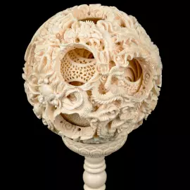 Композиция из бивня мамонта с кантонским шаром "Дракон"