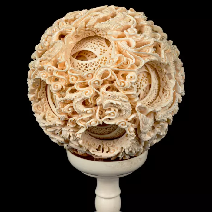 Композиция из бивня мамонта с кантонским шаром "Дракон"