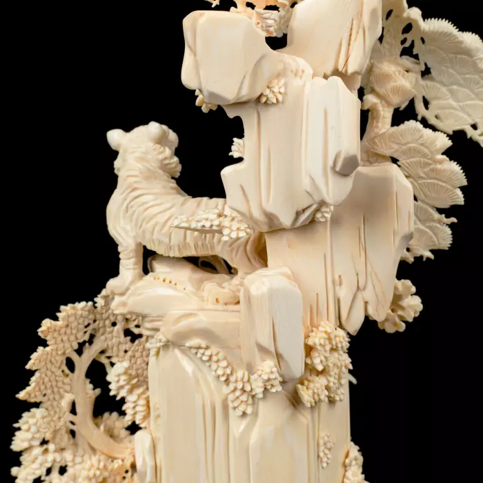 Композиция из кости с кантонским шаром "Величие и авторитет"