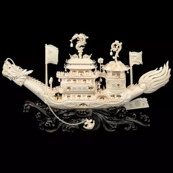 Композиция из бивня мамонта "Чанлэ Вэйян рисует лодку-дракона"