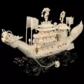 Композиция из бивня мамонта "Чанлэ Вэйян рисует лодку-дракона"