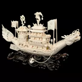 Композиция из бивня мамонта "Чанлэ Вэйян рисует лодку-дракона"