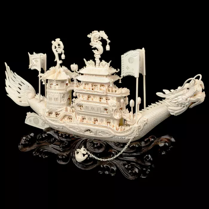 Композиция из бивня мамонта "Чанлэ Вэйян рисует лодку-дракона"