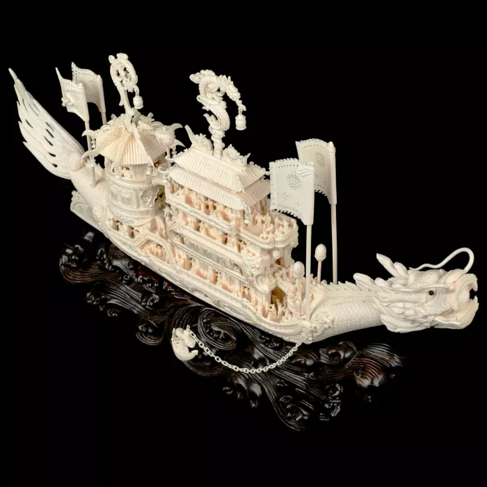 Композиция из бивня мамонта "Чанлэ Вэйян рисует лодку-дракона"