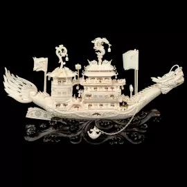 Композиция из бивня мамонта "Чанлэ Вэйян рисует лодку-дракона"