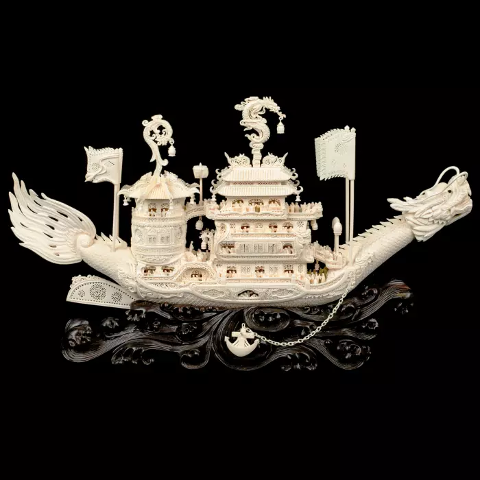 Композиция из бивня мамонта "Чанлэ Вэйян рисует лодку-дракона"