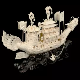 Композиция из бивня мамонта "Чанлэ Вэйян рисует лодку-дракона"