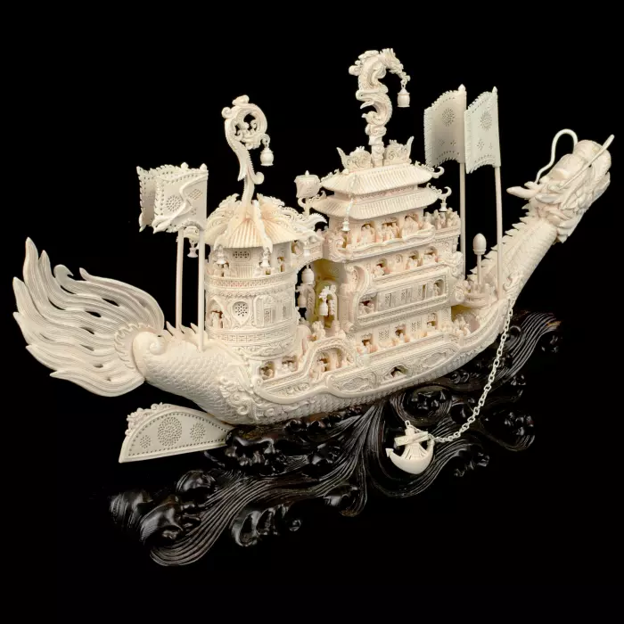 Композиция из бивня мамонта "Чанлэ Вэйян рисует лодку-дракона"