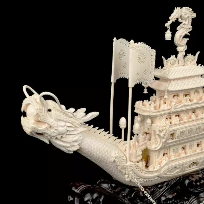 Композиция из бивня мамонта "Чанлэ Вэйян рисует лодку-дракона"