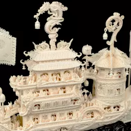 Композиция из бивня мамонта "Чанлэ Вэйян рисует лодку-дракона"