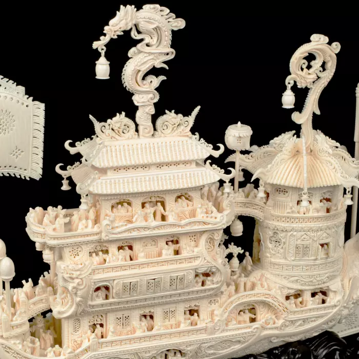 Композиция из бивня мамонта "Чанлэ Вэйян рисует лодку-дракона"