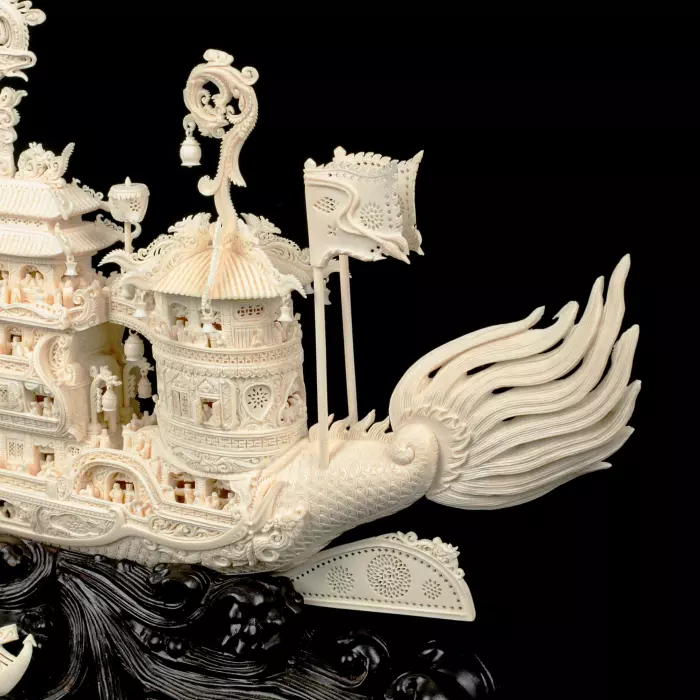 Композиция из бивня мамонта "Чанлэ Вэйян рисует лодку-дракона"