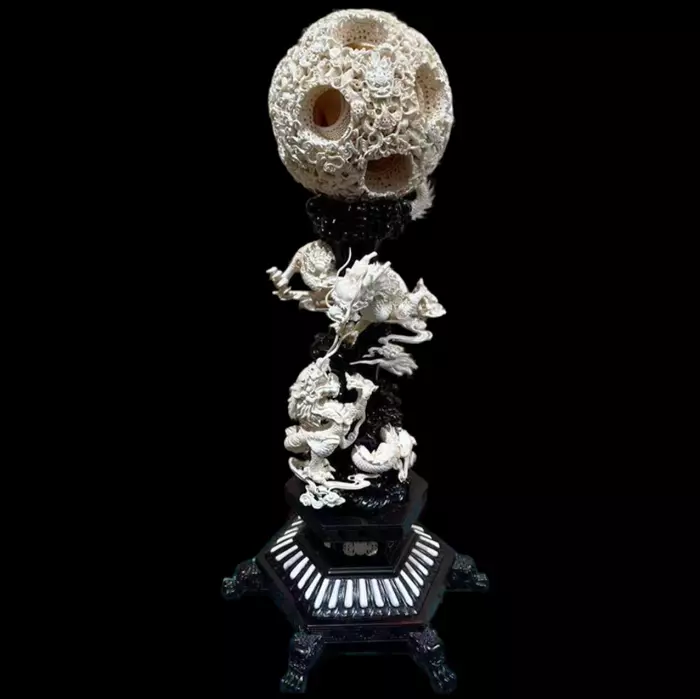Композиция из бивня мамонта с кантонским шаром "Дракон"