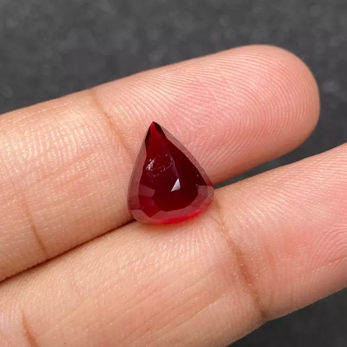 Необработанный мозамбикский рубин 5.02 карата – 11x9 мм
