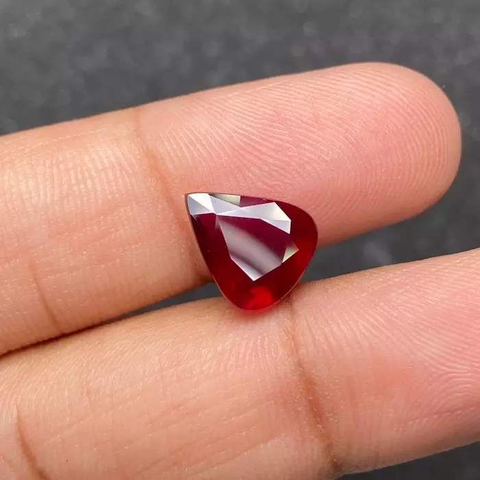 Необработанный мозамбикский рубин 5.02 карата – 11x9 мм