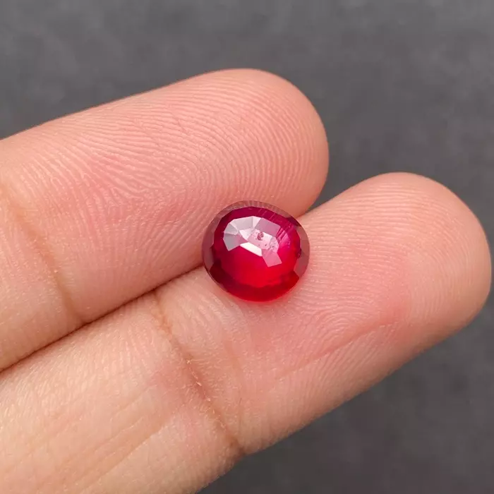 Необработанный мозамбикский рубин 3.01 карата – 8 мм, голубиная кровь