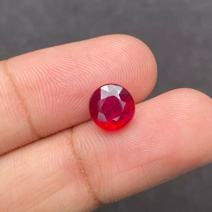 Необработанный мозамбикский рубин 3.01 карата – 8 мм, голубиная кровь