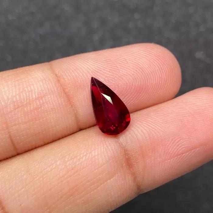 Необработанный мозамбикский рубин 3.01 карата, голубиная кровь
