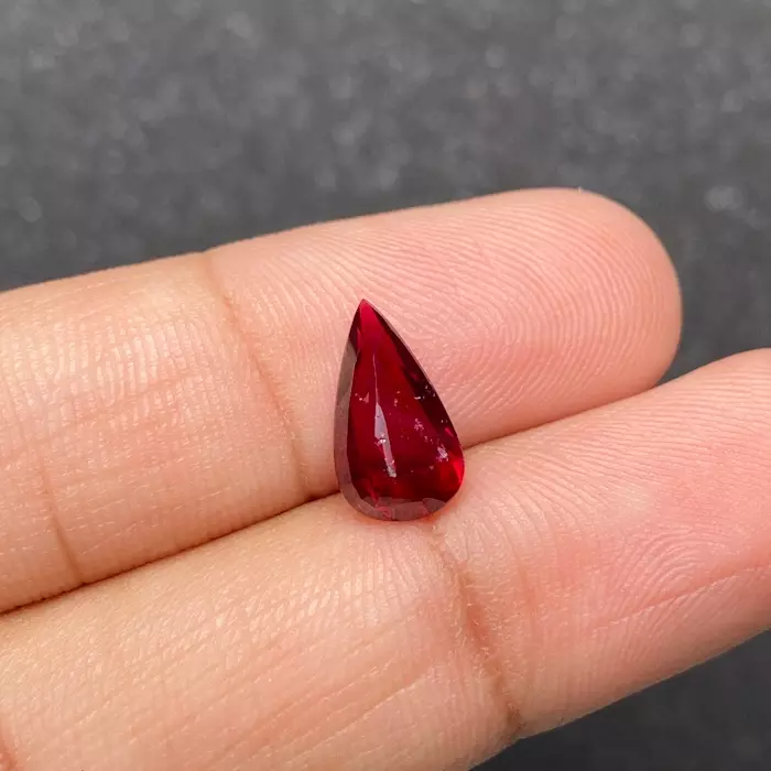 Необработанный мозамбикский рубин 3.01 карата, голубиная кровь