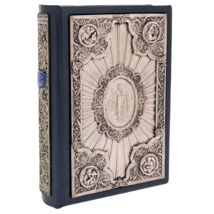 Книга в кожаном переплете "Святое Евангелие" на церковнославянском языке