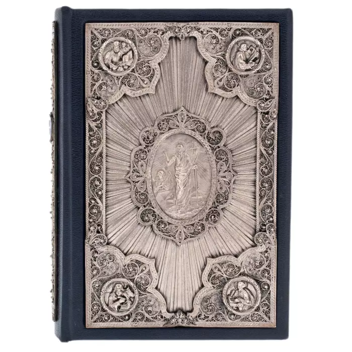 Книга в кожаном переплете "Святое Евангелие" на церковнославянском языке