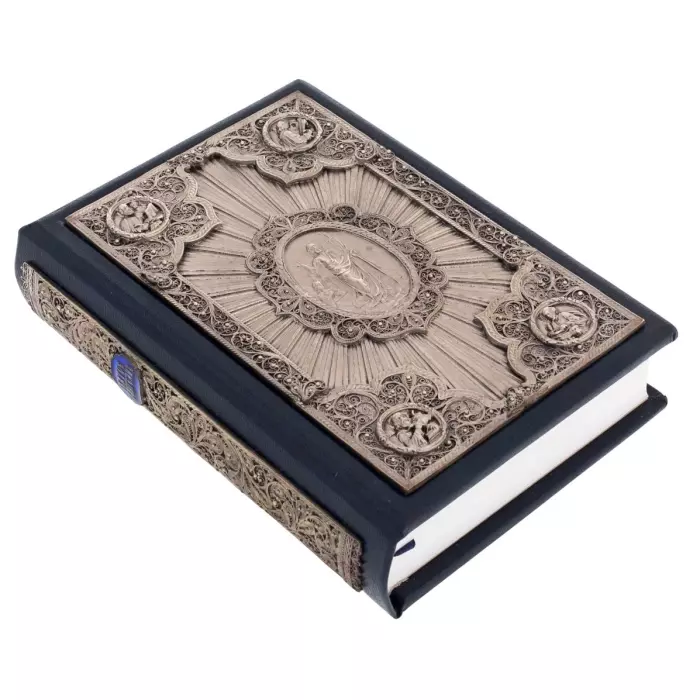 Книга в кожаном переплете "Святое Евангелие" на церковнославянском языке