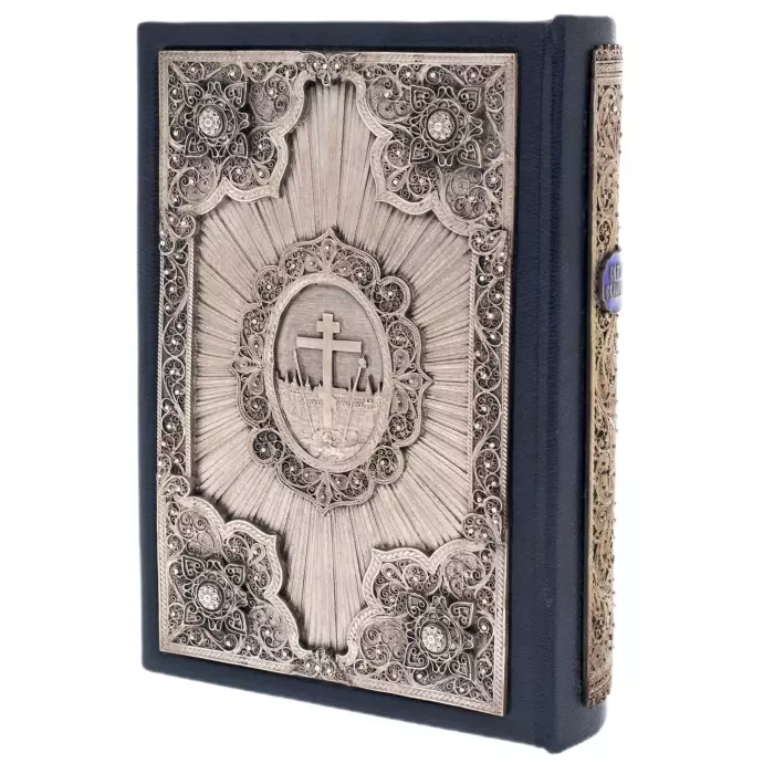 Книга в кожаном переплете "Святое Евангелие" на церковнославянском языке