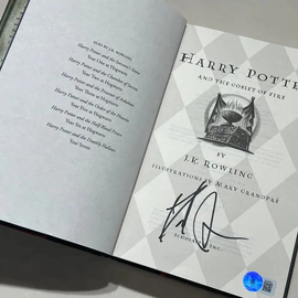 Книга «Гарри Поттер и Кубок огня» с автографом актера Дэниэла Рэдклиффа