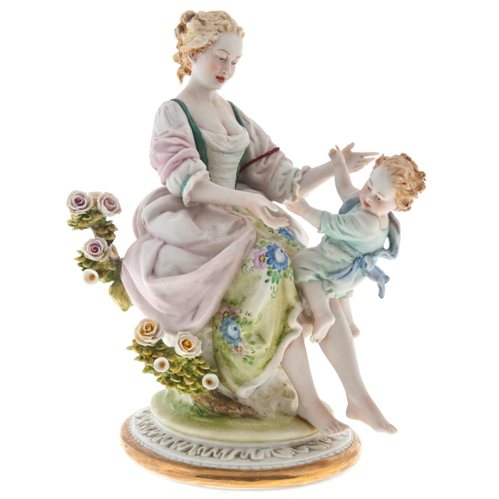 The statuette "Mother and child" is colored