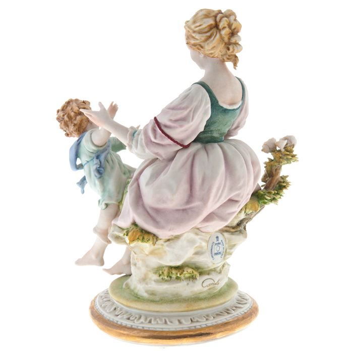The statuette "Mother and child" is colored