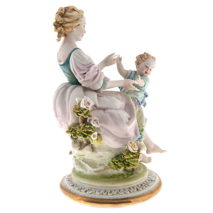The statuette "Mother and child" is colored