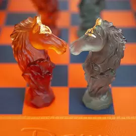 Шахматы "Cavalcade" с хрустальными фигурами, оранжевые