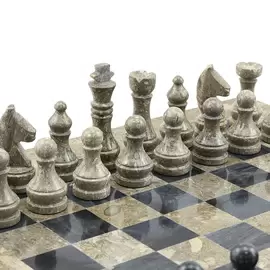 Шахматы из мрамора и ракушечника