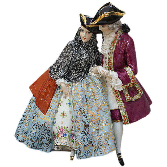 The statuette "Lovers" is multicolored