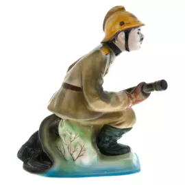 Фарфоровая статуэтка "Пожарный"