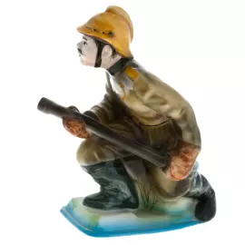 Фарфоровая статуэтка "Пожарный"