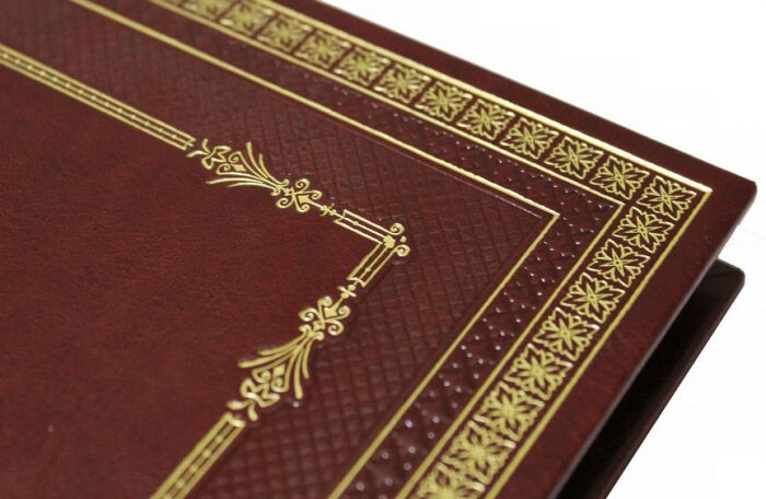 Книга в кожаном переплете "История холодного оружия: корды, кинжалы, ножи, штыки"